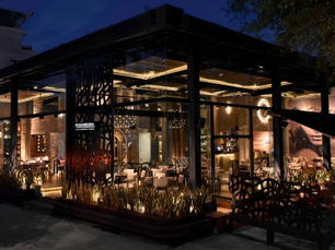 Fachada iluminada de RosaNegra Polanco durante la noche