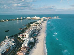Vista aérea de la Zona Hotelera de Cancún entre el mar Caribe y la laguna Nichupté